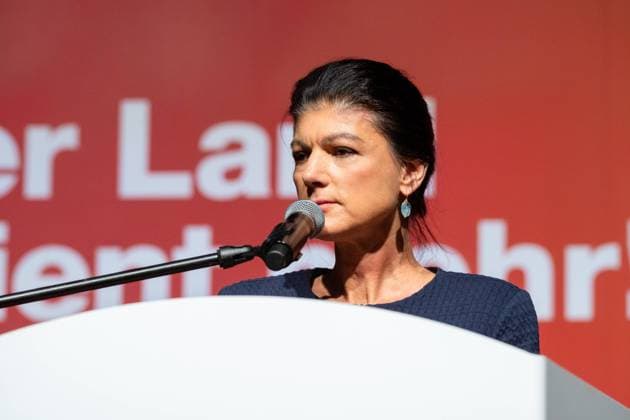 News Themen der Woche KW06 News Bilder des Tages Stuttgart, Baden-Württemberg, Germany - February 4, 2025: Sahra Wagenknecht (Chairwoman of the BSW Party), during the election campaign for the 2025 federal election in Stuttgart *** Sahra Wagenknecht (Vorsitzende BSW Partei), bei Wahlkampf zur Bundestagswahl 2025 in Stuttgart