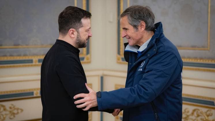 News Themen der Woche KW06 News Bilder des Tages February 4, 2025, Kyiv, Ukraine: Ukrainian President Volodymyr Zelenskyy, left, welcomes IAEA Director General Rafael Grossi, right, for bilateral discussions at the Mariinsky Palace, February 4, 2025 in Kyiv, Ukraine. Kyiv Ukraine - ZUMAp138 20250204_zaa_p138_002 Copyright: xUkrainexPresidency UkrainianxPrex