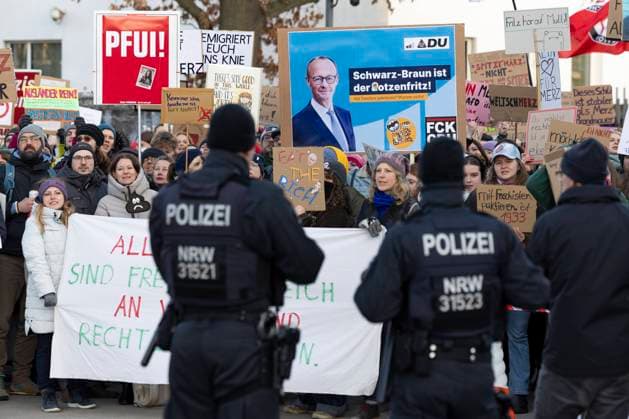 Bilder des Jahres 2025, News 02 Februar News Themen der Woche KW06 News Bilder des Tages Demonstration, Protest gegen den aktuellen Kurs der CDU und deren Kanzlerkandidat Friedrich Merz, Polizei, CDU Wahlkampf Bundestagswahl, am 04.02.2025 vor dem W o r l d C o n f e r e n c e C e n t e r WCCB in Bonn Deutschland. *** Demonstration, protest against the current course of the CDU and its candidate for chancellor Friedrich Merz, police, CDU election campaign Bundestag election, on 04 02 2025 in front of the W o r l d C o n f e r e n c e C e n t e r WCCB in Bonn Germany