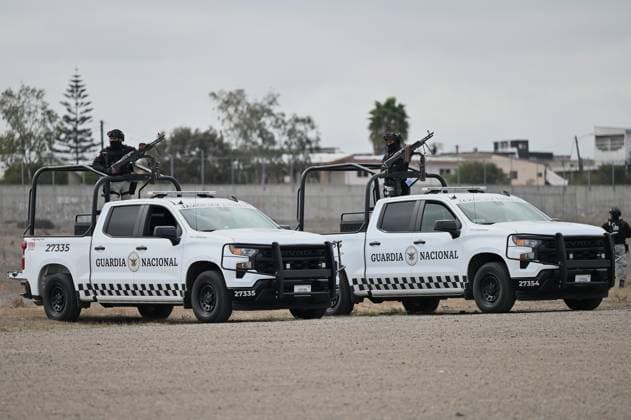 February 4, 2025, Tijuana, Baja California, Mexico: Members of the Mexican National Guard handle their rifles upon arrival at Military Air Base No. 12 near the Tijuana International Airport in Tijuana, Baja California, Mexico, on Tuesday, February 04, 2025. The arrival of Mexicoâ€⠢s first 300 officers in the border city begins the 10,000 troop deployment President Claudia Sheinbaum had promised US President Donald Trump in exchange for delaying a 25-percent tariff on exported goods for a month with future negotiations to be determined. Tijuana Mexico - ZUMAm180 20250204_zip_m180_022 Copyright: xCarlosxA.xMorenox
