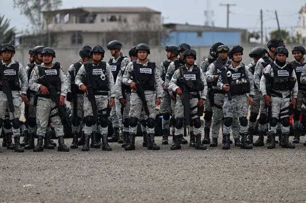 News Bilder des Tages February 4, 2025, Tijuana, Baja California, Mexico: Members of the Mexican National Guard arrive at Military Air Base No. 12 near the Tijuana International Airport in Tijuana, Baja California, Mexico, on Tuesday, February 04, 2025. The arrival of Mexicoâ€⠢s first 300 officers in the border city begins the 10,000 troop deployment President Claudia Sheinbaum had promised US President Donald Trump in exchange for delaying a 25-percent tariff on exported goods for a month with future negotiations to be determined. Tijuana Mexico - ZUMAm180 20250204_zip_m180_015 Copyright: xCarlosxA.xMorenox
