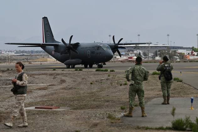 February 4, 2025, Tijuana, Baja California, Mexico: A Mexico s Air Force plane carrying members of the Mexican National Guard arrive at Military Air Base No. 12 near the Tijuana International Airport in Tijuana, Baja California, Mexico, on Tuesday, February 04, 2025. The arrival of Mexicoâ€⠢s first 300 officers in the border city begins the 10,000 troop deployment President Claudia Sheinbaum had promised US President Donald Trump in exchange for delaying a 25-percent tariff on exported goods for a month with future negotiations to be determined. Tijuana Mexico - ZUMAm180 20250204_zip_m180_010 Copyright: xCarlosxA.xMorenox