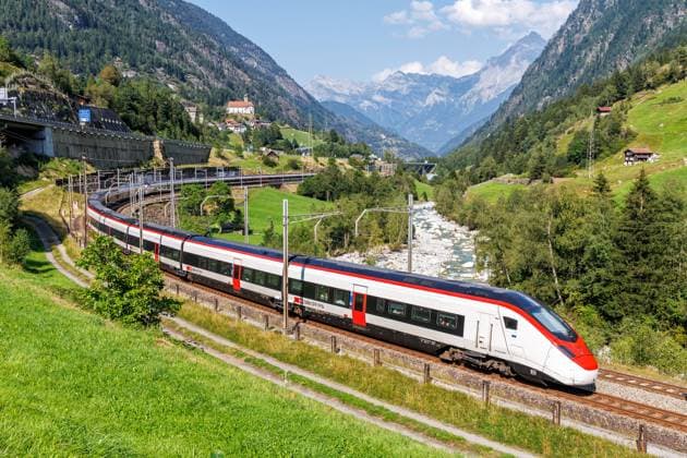 Eisenbahn Passagierzug vom Typ Stadler Giruno der Schweizerische Bundesbahnen SBB auf der Gotthardbahn in den Alpen in Wassen, Schweiz Wassen, Schweiz - 28. August 2024: Eisenbahn Passagierzug vom Typ Stadler Giruno der Schweizerische Bundesbahnen SBB auf der Gotthardbahn in den Alpen in Wassen, Schweiz. Copyright: xZoonar.com MarkusxMainkax 22759619