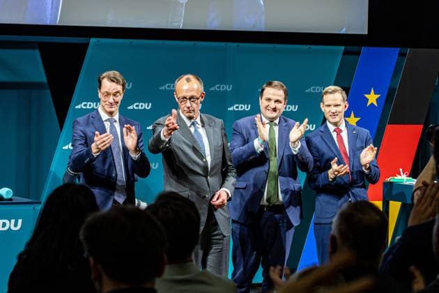 CDU Wahlkampf Tour mit Friedrich Merz in Bonn - 04.02.2025 REichende Hand in das Publikum: NRW Ministerpräsident Hendrik WÜST (CDU), Parteivorsitzender und Kanzlerkandidat Friedrich MERZ (MdB, CDU), Chef der Staatskanzlei NRW Nathanael LIMINSKI (CDU) und Virologe und Wahlkreiskandidat Bonn Hendrik STREECK (CDU) - Wahlkampftermin zur Bundestagswahl am 23.02.2025 mit dem Spitzenkandidaten und Kanzlerkandidat der CDU Friedrich MERZ im WCCB World Conference Center in Bonn 04.02.2025 Bonn Gronau Nordrhein-Westfalen Deutschland *** CDU election campaign tour with Friedrich Merz in Bonn 04 02 2025 Reaching hand into the audience NRW Minister President Hendrik WÜST CDU , Party Chairman and candidate for Chancellor Friedrich MERZ MdB, CDU , Head o Copyright: xBonn.digitalx xMarcxJohnx