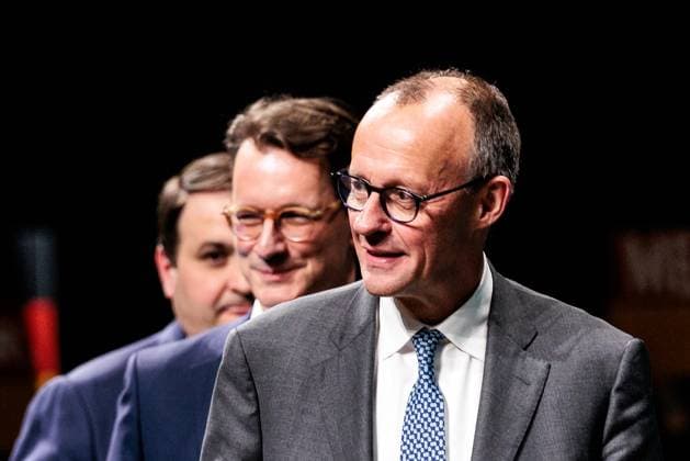 CDU Wahlkampftour 2025 Friedrich Merz vor Ort; 04.02.2025 Friedrich Merz (MdB, CDU, Kanzlerkandidat) betritt die Bühne CDU Wahlkampftour 2025 Friedrich Merz vor Ort, Bonn, World Conference Center am 04.02.2025 Bonn World Conference Center NRW Deutschland *** CDU election campaign tour 2025 Friedrich Merz on site 04 02 2025 Friedrich Merz MdB, CDU, candidate for chancellor takes the stage CDU election campaign tour 2025 Friedrich Merz on site, Bonn, World Conference Center on 04 02 2025 Bonn World Conference Center NRW Germany Copyright: xBEAUTIFULxSPORTS Wunderlx