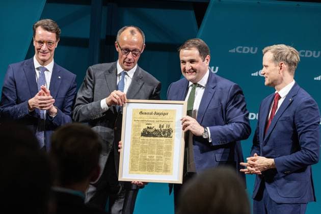 CDU Wahlkampf Tour mit Friedrich Merz in Bonn - 04.02.2025 Titelseite des vom Genral Anzer Bonn aus dem Jahre 1991 zum Bonn Berlin Beschluss - NRW Ministerpräsident Hendrik WÜST (CDU), Parteivorsitzender und Kanzlerkandidat Friedrich MERZ (MdB, CDU), Chef der Staatskanzlei NRW Nathanael LIMINSKI (CDU) und Virologe und Wahlkreiskandidat Bonn Hendrik STREECK (CDU) - Wahlkampftermin zur Bundestagswahl am 23.02.2025 mit dem Spitzenkandidaten und Kanzlerkandidat der CDU Friedrich MERZ im WCCB World Conference Center in Bonn 04.02.2025 Bonn Gronau Nordrhein-Westfalen Deutschland *** CDU Election Campaign Tour with Friedrich Merz in Bonn 04 02 2025 Cover page of the 1991 Genral Anzer Bonn on the Bonn Berlin Resolution NRW Minister President Hend Copyright: xBonn.digitalx xMarcxJohnx