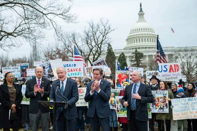 Bilder des Jahres 2025, News 02 Februar News Themen der Woche KW06 News Bilder des Tages Senator Chris Van Hollen, D-Md, speaks at a rally against President Donald J. Trump and Elon Musk s plan to shut down USAID in front of the US Capitol in Washington, DC on Wednesday, February 5, 2025.  WAP20250205002 ANNABELLExGORDON