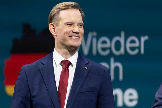 CDU Kandidat fuer Bonn Prof. Dr. Hendrik STREECK (mi.), lachen, freundlich, Einzelbild, CDU Wahlkampf Bundestagswahl, am 04.02.2025 im W o r l d C o n f e r e n c e C e n t e r WCCB in Bonn Deutschland. *** CDU candidate for Bonn Prof Dr Hendrik STREECK mi , laughing, friendly, single picture, CDU election campaign Bundestag election, on 04 02 2025 at the W o r l d C o n f e r e n c e C e n t e r WCCB in Bonn Germany