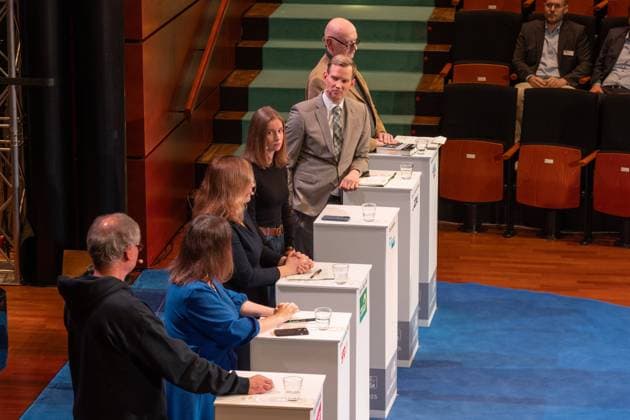 Wirtschaftstalk NRW: Ihre Stimme 2025 in Bonn - 05.02.2025 Politiker Jürgen REPSCHLÄGER (Die Linke), Politikerin Jessica ROSENTHAL (Mdb, SPD), Politikerin Katrin UHLIG (MdB, Die Grünen), Politikerin Anna HEIMANN (FDP), Virologe Hendrik STREECK (CDU) und Politiker Wolfgang TRUCKENBRODT (AfD)- Bonner Wirtschaftstalk IHRE STIMME 2025 - Bonner Bundestagskandidaten im Dialog im Kammermusiksaal Beethoven-Haus Bonn. Ein Special Event zur Veranstaltungsreihe des Wirtschaftstalk NRW Bonn Innenstadt Nordrhein-Westfalen Deutschland *** Wirtschaftstalk NRW Ihre Stimme 2025 in Bonn 05 02 2025 Politician Jürgen REPSCHLÄGER Die Linke , Politician Jessica ROSENTHAL Mdb, SPD , Politician Katrin UHLIG MdB, Die Grünen , Politician Anna HEIMANN FDP , Virol Copyright: xBonn.digitalx xMarcxJohnx