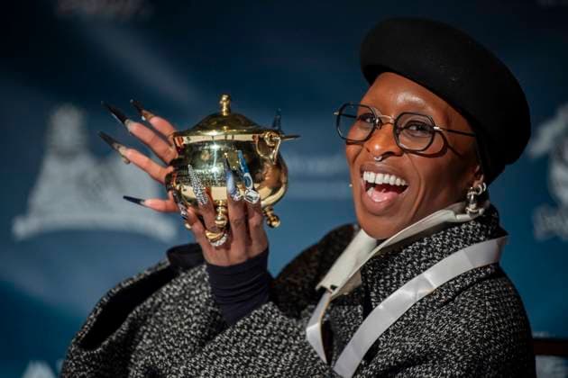 Bilder des Jahres 2025, Entertainment 02 Februar Entertainment Themen der Woche KW06 Entertainment Bilder des Tages British actress and singer Cynthia Erivo poses with the Pudding Pot during a press conference as she is named the Harvard University s Hasty Pudding Theatricals 2025 Woman of the Year in Cambridge, MA on Wednesday, February 05, 2025.  BOS2025020539 AmandaxSabga