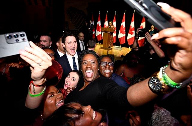 Kanada, Justin Trudeau Rede zum Black History Month in Gatineau February 5, 2025, Gatineau, Pq, CAN: Prime Minister Justin Trudeau poses for pictures with attendees after delivering remarks at the Black History Month Reception at the Museum of History in Gatineau, Que., on Wednesday, Feb. 5, 2025. Gatineau CAN  - ZUMAc35_ 20250205_zaf_c35_076 Copyright: xJustinxTangx