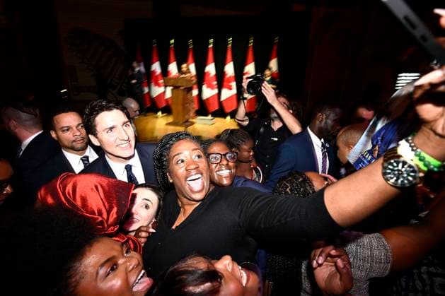 Kanada, Justin Trudeau Rede zum Black History Month in Gatineau February 5, 2025, Gatineau, Pq, CAN: Prime Minister Justin Trudeau poses for pictures with attendees after delivering remarks at the Black History Month Reception at the Museum of History in Gatineau, Que., on Wednesday, Feb. 5, 2025. Gatineau CAN  - ZUMAc35_ 20250205_zaf_c35_077 Copyright: xJustinxTangx