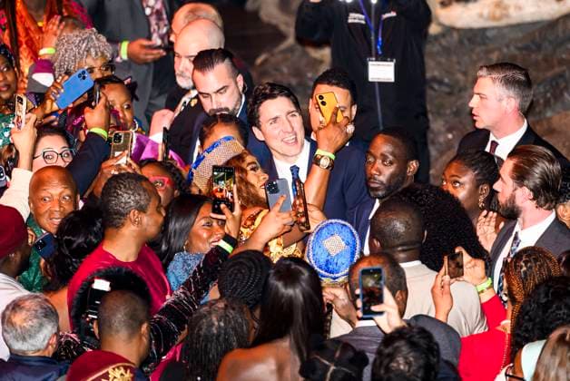 Kanada, Justin Trudeau Rede zum Black History Month in Gatineau February 5, 2025, Gatineau, Pq, CAN: Prime Minister Justin Trudeau poses for pictures with attendees after delivering remarks at the Black History Month Reception at the Museum of History in Gatineau, Que., on Wednesday, Feb. 5, 2025. Gatineau CAN  - ZUMAc35_ 20250205_zaf_c35_079 Copyright: xJustinxTangx