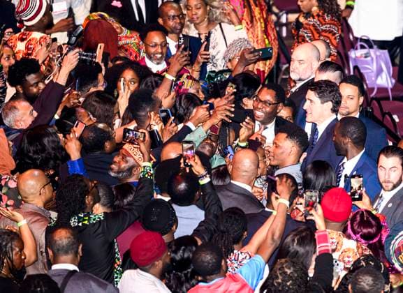 Kanada, Justin Trudeau Rede zum Black History Month in Gatineau February 5, 2025, Gatineau, Pq, CAN: Prime Minister Justin Trudeau poses for pictures with attendees after delivering remarks at the Black History Month Reception at the Museum of History in Gatineau, Que., on Wednesday, Feb. 5, 2025. Gatineau CAN  - ZUMAc35_ 20250205_zaf_c35_082 Copyright: xJustinxTangx