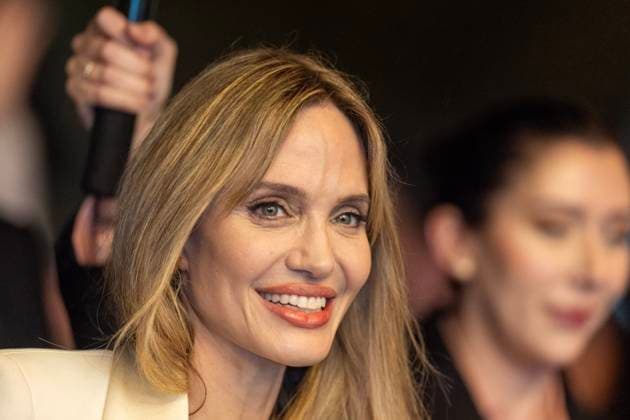 Entertainment Bilder des Tages February 5, 2025, Santa Barbara, Ca, California, USA: Angelina Jolie arrives at the 2025 Santa Barbara International Film FestivalÃ¢â‚¬â ¢s red carpet in front of the historic Arlington Theater to receive her Modern Master Award Wednesday night in Santa Barbara. Santa Barbara, Ca USA - ZUMAa35_ 20250205_zaf_a35_007 Copyright: xDanielxA.xAndersonx