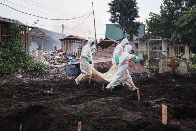 Bilder des Jahres 2025, News 02 Februar News Themen der Woche KW06 DR Kongo, Über 1000 Leichen in Goma geborgen (250206) -- GOMA, Feb. 6, 2025 -- Health staff transfer bodies of victims in Goma, the Democratic Republic of the Congo (DRC), Feb. 5, 2025. Goma, the capital of North Kivu province and a key regional hub, remains in turmoil after the March 23 Movement (M23) rebels on Jan. 26 asserted that they had taken control of the city, a claim the Congolese government has not recognized. There are more than 2,000 bodies to be buried, said Patrick Muyaya, spokesperson for the DRC government, on Monday evening during a press briefing in Kinshasa, the capital of the Central African country, referring to the aftermath of the hostilities in Goma. (Photo by Xinhua) (SpotNews)DR CONGO-GOMA-CONFLICT ZanemxNetyxZaidi 