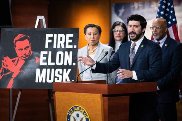 News Bilder des Tages Congressional Progressive Caucus on Musk UNITED STATES - FEBRUARY 6: Rep. Greg Casar, D-Texas, chair of the of Congressional Progressive Caucus, speaks during a news conference in the Capitol Visitor Center to oppose Elon Musk gaining access to the Treasury Department s federal payment system, on Thursday, February 6, 2025. Also appearing are, from left, Reps. Nydia Velazquez, D-N.Y., Rashida Tlaib, D-Mich., and Glenn Ivey, D-Md. (Tom Williams CQ Roll Call) Washington DC United States EDITORIAL USE ONLY Copyright: x2025xCQ-RollxCall,xInc.x TomxWilliamsx rollcallpix163392
