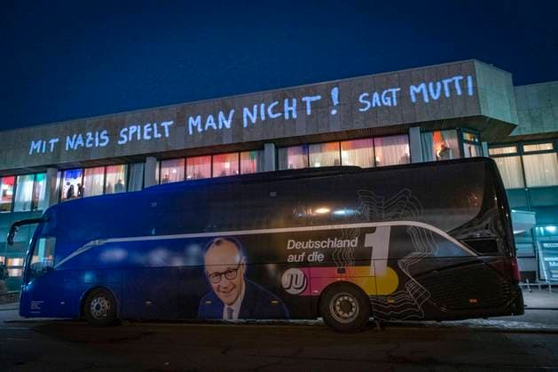 Bilder des Jahres 2025, News 02 Februar News Themen der Woche KW06 News Bilder des Tages Rund 350 Teilnehmer demonstrieren am Donnerstag (06.02.2025) am Busbahnhof in St. Ingbert während einer Wahlkampfveranstaltung von CDU Spitzenkandidat Friedrich Merz in der Stadthalle in St. Ingbert gegen die derzeitige Migrationspolitik der CDU und die aus ihrer Sicht in diesem Zusammenhang stattfindende Zusammenarbeit mit der AfD. Aufgerufen zu der Kundgebung haben die Omas for Future, die Omas gegen Rechts Saar und die Initiative Aufstehen gegen Rechts Mandelbachtal. Auf die Fassade der Stadthalle werfen Unbekannte während die CDU-Veranstaltung läuft Schriftzüge wie Black Rock Matters und Mit Nazis spielt man nicht sagt Mutti . *** Around 350 participants demonstrate on Thursday 06 02 2025 at the bus station in St Ingbert during bub