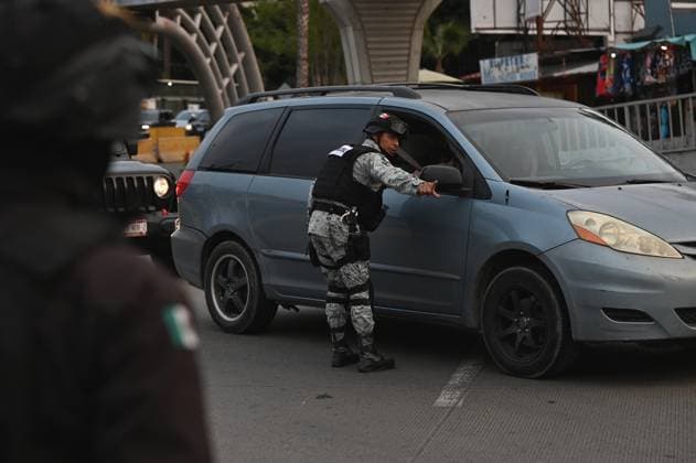 February 6, 2025, Tijuana, Baja California, Mexico: Mexican National Guard officers check vehicles heading to the United States into San Diego, California at the San Ysidro Port of Entry crossing in Tijuana, Baja California, Mexico, on Thursday, February 6, 2025. At the southern border between the US and Mexico a planned distribution of 10,000 Mexican National Guard troops on the US border, under an agreement with US President Donald Trump to stop the flow of migration and drugs like fentanyl. Tijuana Mexico - ZUMAm180 20250206_zip_m180_017 Copyright: xCarlosxA.xMorenox