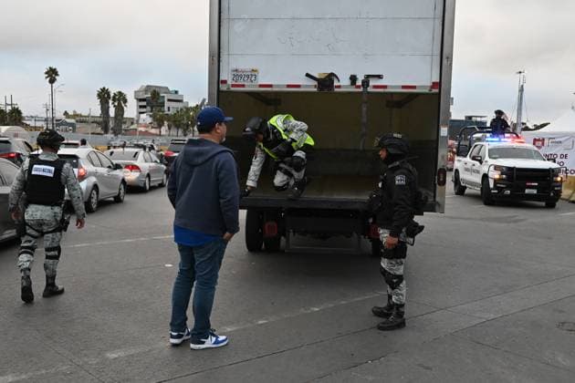 February 6, 2025, Tijuana, Baja California, Mexico: Mexican National Guard officers check vehicles heading to the United States into San Diego, California at the San Ysidro Port of Entry crossing in Tijuana, Baja California, Mexico, on Thursday, February 6, 2025. At the southern border between the US and Mexico a planned distribution of 10,000 Mexican National Guard troops on the US border, under an agreement with US President Donald Trump to stop the flow of migration and drugs like fentanyl. Tijuana Mexico - ZUMAm180 20250206_zip_m180_023 Copyright: xCarlosxA.xMorenox