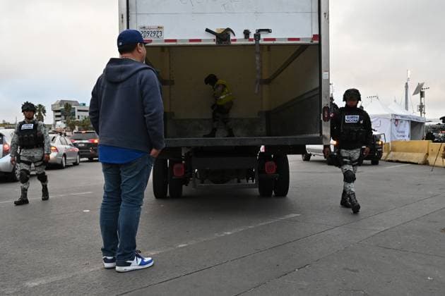 February 6, 2025, Tijuana, Baja California, Mexico: Mexican National Guard officers check vehicles heading to the United States into San Diego, California at the San Ysidro Port of Entry crossing in Tijuana, Baja California, Mexico, on Thursday, February 6, 2025. At the southern border between the US and Mexico a planned distribution of 10,000 Mexican National Guard troops on the US border, under an agreement with US President Donald Trump to stop the flow of migration and drugs like fentanyl. Tijuana Mexico - ZUMAm180 20250206_zip_m180_028 Copyright: xCarlosxA.xMorenox