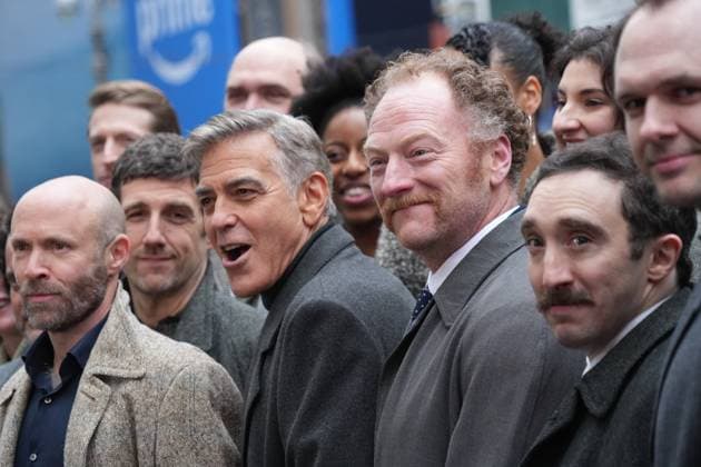 Entertainment Bilder des Tages February 6, 2025, New York, New York, USA: Actor GEORGE CLOONEY, surrounded by cast of Good Night, and Good Luck outside the Winter Garden Theatre in New York. The cast of the upcoming Good Night, and Good Luck starring George Clooney in his Broadway debut was announced by producers, and among those onstage will be Ilana Glazer, Clark Gregg, Mac Brandt and Paul Gross. New York USA - ZUMAms4_ 20250206_faf_ms4_009 Copyright: xSoniaxMoskowitzxGordonx