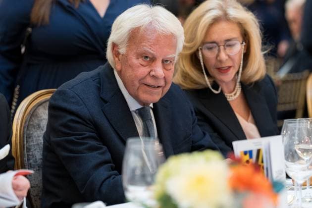 The former Prime Minister of Spain, Felipe González and his wife, Mar García Vaquero, during the award ceremony of the Espanol Universal 2024 prize of the Fundación Independiente, at the Wellington Hotel, The award went to Javier Cremades, head of the Cremades Calvo Sotelo law firm and president of the World Jurist Association. He is the first lawyer to receive this prestigious award, which is also given to other figures such as Cela, Galán and Nadal, among others, Galán or Nadal among others The event brings together voices from around the world to pay tribute not only to Javier Cremades, but also to celebrate the importance of law as a fundamental pillar of democratic societies 07 FEBRUARY 2025 UNIVERSAL SPANISH INDEPENDENT FOUNDATION WO Copyright: xDiegoxRadamà sx 6505140