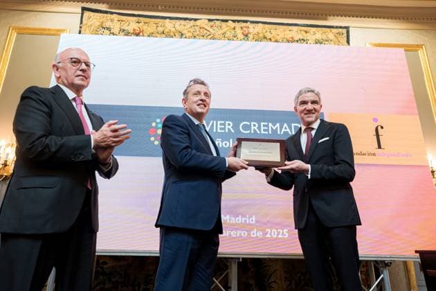 News Bilder des Tages The President of the Independent Foundation, Aldo Olcese i and the President of the Constitutional Court of Germany, Stephan Harbarth d , present the Universal Spanish 2024 award of the Independent Foundation to the President of the World Jurist Association, Javier Cremades c , at the Hotel Wellington, on February 7, 2025, in Madrid Spain The award has been given to Javier Cremades, leader of the Cremades Calvo Sotelo law firm and President of the World Jurist Association, among others, leader of the law firm Cremades Calvo Sotelo and president of the World Jurist Association. He is the first lawyer to be granted this prestigious award, which has also been given to other figures such as Cela, Galán or Nadal among others The event brings to Copyright: xDiegoxRadamà sx 6505208