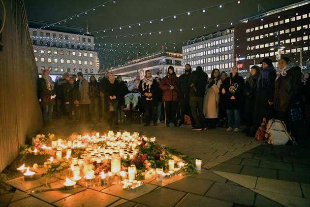 Bilder des Jahres 2025, News 02 Februar News Themen der Woche KW06 News Bilder des Tages STOCKHOLM, SVERIGE 20250207 Manifestation pa fredagkvällen pa Sergels Torg för att hedra offren för skolskjutningen pa Risbergska skolan i Örebro. STOCKHOLM SVERIGE x12190x *** STOCKHOLM, SWEDEN 20250207 Demonstration on Friday evening at Sergels Torg to honor the victims of the school shooting at Risbergska school in Örebro STOCKHOLM SWEDEN x12190x  Copyright: xViktoriaxBank TTx MANIFESTATION PA SERGELS TORG FÖR SKOLSKJUTNINGEN I ÖREBRO Iip3e17scfs