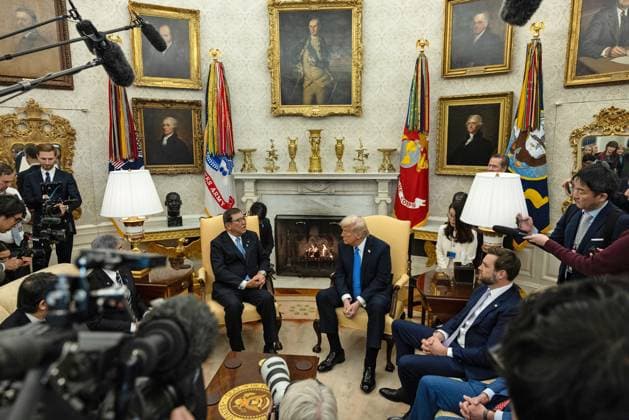 News Themen der Woche KW06 News Bilder des Tages US President Donald Trump meets with Japanese Prime Minister Shigeru Ishiba in the Oval Office at the White House in Washington, DC on Friday, February 7, 2025.  WAP2024111210c ANNAxROSExLAYDEN