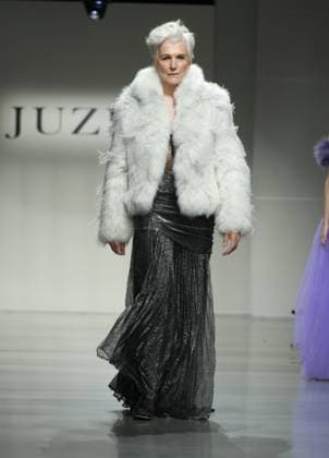 Entertainment Bilder des Tages February 7, 2025, New York, New York, USA: MAYE MUSK (Elon MuskÃ¢â‚¬â ¢s mother) walks in the Juzui FW25 Runway Show during New York Fashion Week,.The Glasshouse, NYC.February 7, 2025 . New York USA - ZUMAms4_ 20250207_faf_ms4_002 Copyright: xSoniaxMoskowitzxGordonx
