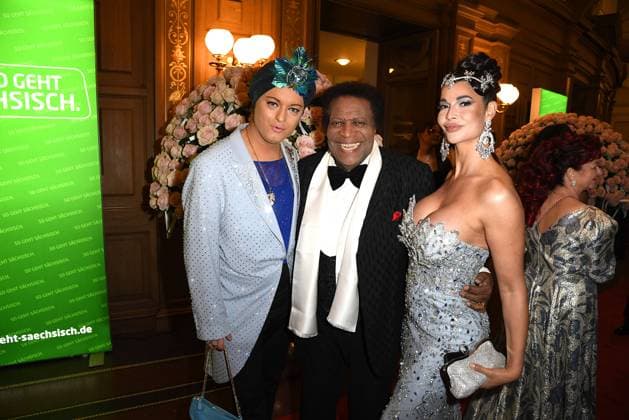 Bilder des Jahres 2025, Entertainment 02 Februar Entertainment Themen der Woche KW06 Entertainment Bilder des Tages Julian F. M. Stoeckel, Roberto Blanco und Micaela Schaefer beim Semper Opernball am 07.02.2025 in Dresden Semper Opernball 2025 in Dresden *** Julian F M Stoeckel, Roberto Blanco and Micaela Schaefer at the Semper Opera Ball on 07 02 2025 in Dresden Semper Opera Ball 2025 in Dresden 