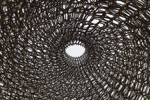 Creative Highlights World Abstraktes geometrisches Muster im Inneren der Hive-Skulptur in Kew Gardens, London A stunning inside view of The Hive, an intricate geometric installation at the Royal Botanic Gardens in Richmond, London Copyright: xZoonar.com Tartezyx 22765380
