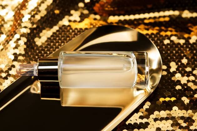 IMAGO Creative, Naturkosmetik Eine Flasche Kosmetikserum mit einer Pipette auf einem festlichen goldenen Hintergrund. Eine Flasche Kosmetikserum mit einer Pipette auf einem festlichen goldenen Hintergrund. Copyright: xZoonar.com MAREVGENNAx 22772626