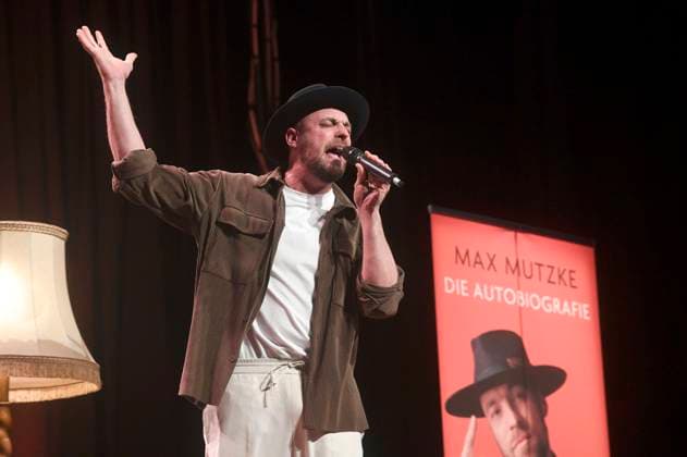 Bilder des Jahres 2025, Entertainment 02 Februar Entertainment Themen der Woche KW06 Max Mutzke bei der musikalischen Lesung aus seiner Autobiografie So viel mehr im Pavillon. Hannover, 07.02.2025 *** Max Mutzke at the musical reading from his autobiography So viel mehr at the Pavillon Hannover, 07 02 2025 Foto:xN.xHeuselx xFuturexImagex mutzke_5204