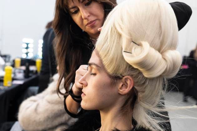 February 7, 2025, New York, New York, USA: Model prepares backstage for Christian Cowan show at New York Fashion Week Fall Winter 2025 at Glasshouse in New York on February 7, 2025. New collection by designer Cowan was inspired and is tribute to Abbie McLaughlin who passed away in 2024. New York USA - ZUMAr339 20250207_znp_r339_166 Copyright: xLevxRadinx