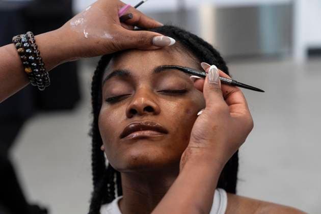 February 7, 2025, New York, New York, USA: Model prepares backstage for Christian Cowan show at New York Fashion Week Fall Winter 2025 at Glasshouse in New York on February 7, 2025. New collection by designer Cowan was inspired and is tribute to Abbie McLaughlin who passed away in 2024. New York USA - ZUMAr339 20250207_znp_r339_168 Copyright: xLevxRadinx