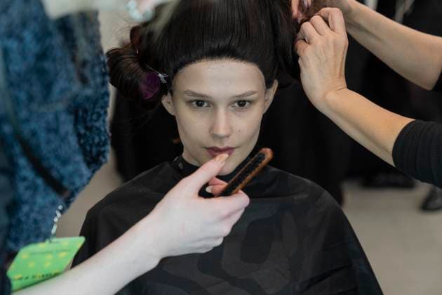February 7, 2025, New York, New York, USA: Model prepares backstage for Christian Cowan show at New York Fashion Week Fall Winter 2025 at Glasshouse in New York on February 7, 2025. New collection by designer Cowan was inspired and is tribute to Abbie McLaughlin who passed away in 2024. New York USA - ZUMAr339 20250207_znp_r339_174 Copyright: xLevxRadinx