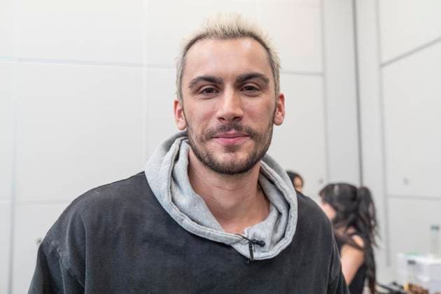 February 7, 2025, New York, New York, USA: Designer Christian Cowan seen backstage for Christian Cowan show at New York Fashion Week Fall Winter 2025 at Glasshouse in New York on February 7, 2025. New collection by designer Cowan was inspired and is tribute to Abbie McLaughlin who passed away in 2024. New York USA - ZUMAr339 20250207_znp_r339_187 Copyright: xLevxRadinx