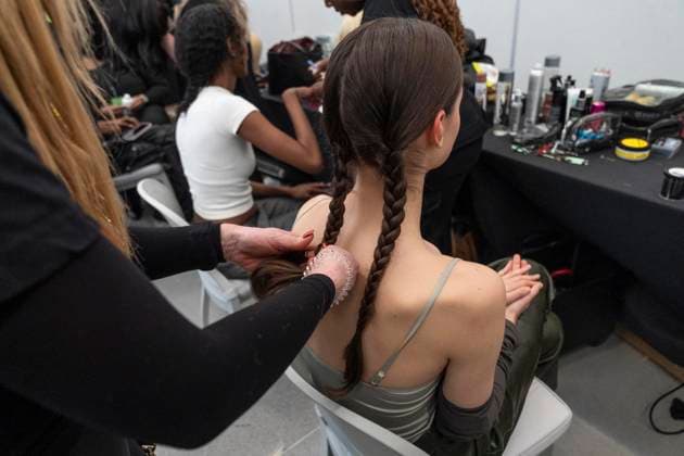 February 7, 2025, New York, New York, USA: Model prepares backstage for Christian Cowan show at New York Fashion Week Fall Winter 2025 at Glasshouse in New York on February 7, 2025. New collection by designer Cowan was inspired and is tribute to Abbie McLaughlin who passed away in 2024. New York USA - ZUMAr339 20250207_znp_r339_190 Copyright: xLevxRadinx