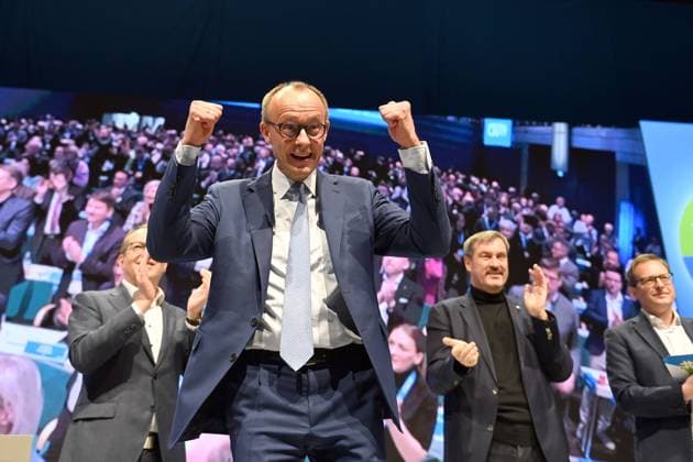 Friedrich MERZ (Kanzlerkandidat der CDU CSU) ballt nach seiner Rede die Faeuste,siegessicher, hi:v.li:Alexander DOBRINDT (Vorsitzender der CSU-Landesgruppe im Deutschen Bundestag), Markus SOEDER (Ministerpraesident Bayern und CSU Vorsitzender), Martin HUBER (Generalsekretaer der CSU). Kleiner CSU Parteitag 2025 am 08.02.2025 MESSE NUERNBERG. *** Friedrich MERZ Candidate for Chancellor of the CDU CSU clenches his fists after his speech, confident of victory, hi v li Alexander DOBRINDT Chairman of the CSU State Group in the German Bundestag , Markus SOEDER State Premier of Bavaria and CSU Chairman , Martin HUBER Secretary General of the CSU Small CSU Party Conference 2025 on 08 02 2025 MESSE NUERNBERG