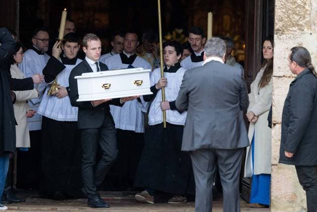 Bilder des Jahres 2025, News 02 Februar News Themen der Woche KW06 News Bilder des Tages Funeral of Emile In Saint-Maximin-la-Sainte-Baume A pall-bearer carries the coffin, next to Marie and Colomban Soleil, the parents of Emile, who went missing in 2023 and whose remains were found in March 2024, during the funeral ceremony in Saint-Maximin-la-Sainte-Baume, southern France, on February 8, 2025. Emile, a two-and-a-half year old boy went missing while at the summer home of his grandparents in the French Alpine tiny hamlet of Le Haut-Vernet on July 8, 2023. Photo by Shootpix ABACAPRESS.COM Saint-Maximin-la-Sainte-Baume France  Copyright: xShootpix ABACAx