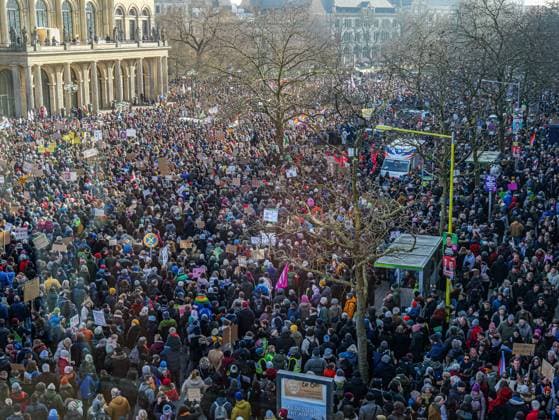 Bilder des Jahres 2025, News 02 Februar News Themen der Woche KW06 24.000 Menschen bei Demo gegen Rechts in Hannover Der Opernplatz und die Innenstadt waren mit den rund 24.000 Demonstranten dicht an dicht gefüllt. *** 24,000 people at the demonstration against the right in Hanover The Opera Square and the city center were packed with around 24,000 demonstrators Copyright: xBerndxGüntherx