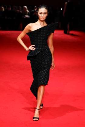 Défilé Christian Siriano automne hiver 2025 pendant la semaine de la mode à New York A model wearing an original creation from the womenswear winter 2025 collections in New York from the house of Christian Siriano on february 6, 2025 Etats Unis  Copyright: xAgencex xBestimagexAgencex xBestimagex