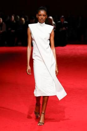 Défilé Christian Siriano automne hiver 2025 pendant la semaine de la mode à New York A model wearing an original creation from the womenswear winter 2025 collections in New York from the house of Christian Siriano on february 6, 2025 Etats Unis  Copyright: xAgencex xBestimagexAgencex xBestimagex