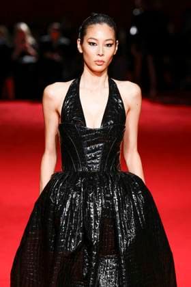 Défilé Christian Siriano automne hiver 2025 pendant la semaine de la mode à New York A model wearing an original creation from the womenswear winter 2025 collections in New York from the house of Christian Siriano on february 6, 2025 Etats Unis  Copyright: xAgencex xBestimagexAgencex xBestimagex