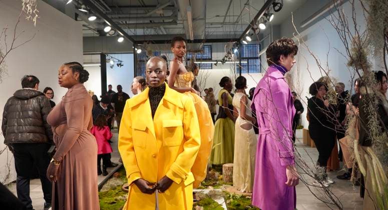 Nyfw-chuks collins fall winter 2025. (new) nyfw-chuks collins fall winter 2025. February 8, 2025, new york, usa: chuks collins presents his collection mycelium whispers the good fungi in collaboration with lush decor and exclusively sold on amazon. The collection invites you to experience a journey of transformation inspired by the regenerative power of mushrooms and the intricate beauty of mycelium networks. Mandatory credit: niyi fote thenews2 (Foto: Niyi Fote Thenews2 imago images) Nyfw-chuks collins fall winter 2025.  Copyright: xNiyixFotex