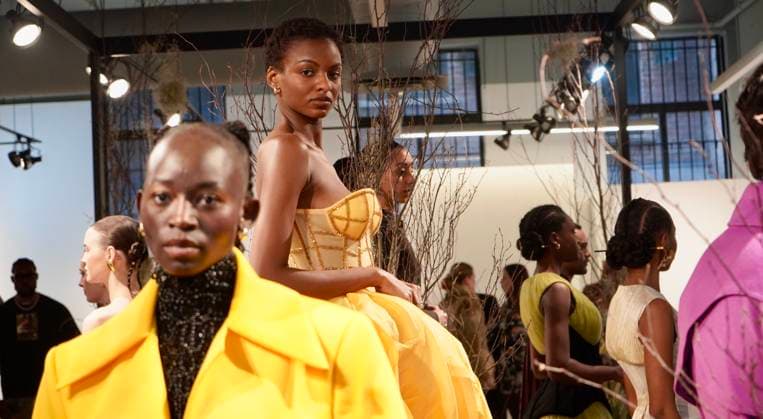 Nyfw-chuks collins fall winter 2025. (new) nyfw-chuks collins fall winter 2025. February 8, 2025, new york, usa: chuks collins presents his collection mycelium whispers the good fungi in collaboration with lush decor and exclusively sold on amazon. The collection invites you to experience a journey of transformation inspired by the regenerative power of mushrooms and the intricate beauty of mycelium networks. Mandatory credit: niyi fote thenews2 (Foto: Niyi Fote Thenews2 imago images) Nyfw-chuks collins fall winter 2025.  Copyright: xNiyixFotex