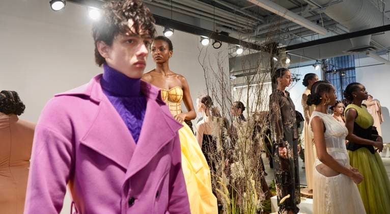 Nyfw-chuks collins fall winter 2025. (new) nyfw-chuks collins fall winter 2025. February 8, 2025, new york, usa: chuks collins presents his collection mycelium whispers the good fungi in collaboration with lush decor and exclusively sold on amazon. The collection invites you to experience a journey of transformation inspired by the regenerative power of mushrooms and the intricate beauty of mycelium networks. Mandatory credit: niyi fote thenews2 (Foto: Niyi Fote Thenews2 imago images) Nyfw-chuks collins fall winter 2025.  Copyright: xNiyixFotex
