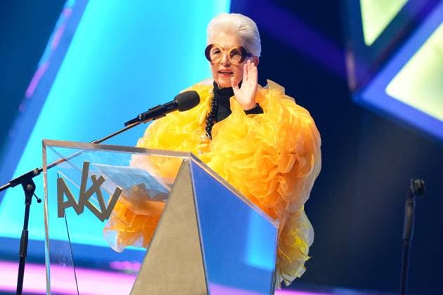 75 Award Ceremony of the Order WIDER DEN TIERISCHEN ERNST in Aachen Marie Agnes Strack Zimmermann as Iris Apfel with gestures during her performance at the 75 Award Ceremony of the Order WIDER DEN TIERISCHEN ERNST in the Aachen Eurogress, Aachen, 08 02 2025 Aachen NRW Germany